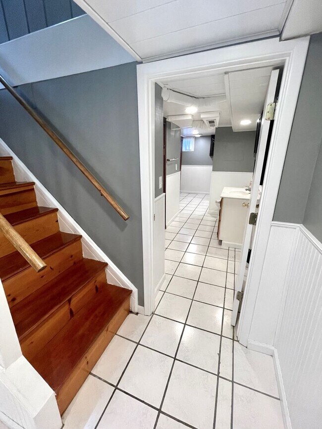 Building Photo - Very Unique 5 Bedroom Home on Large Lot