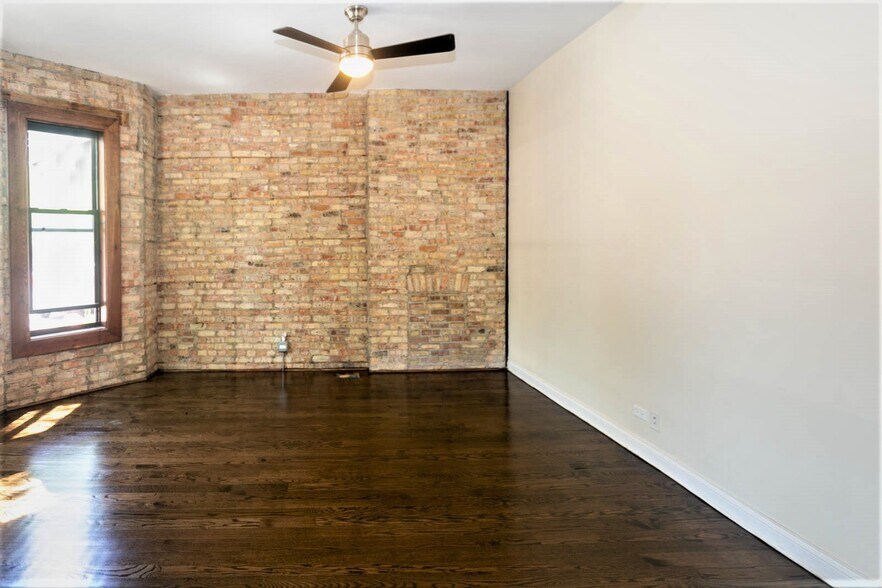 Building Photo - 1758 W Montrose Ave