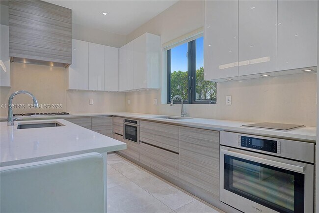 Building Photo - 3747 Prairie Ave