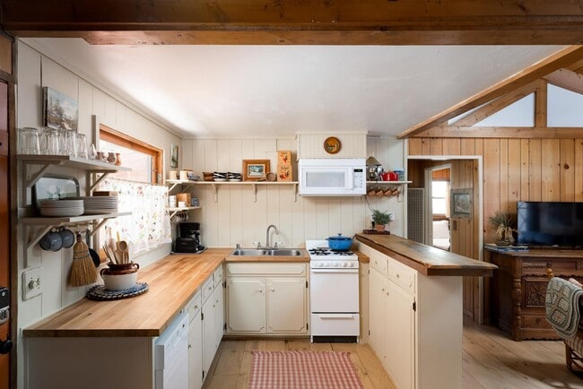 Building Photo - Cozy 2 Bedroom 1 Bathroom Home in Big Bear City