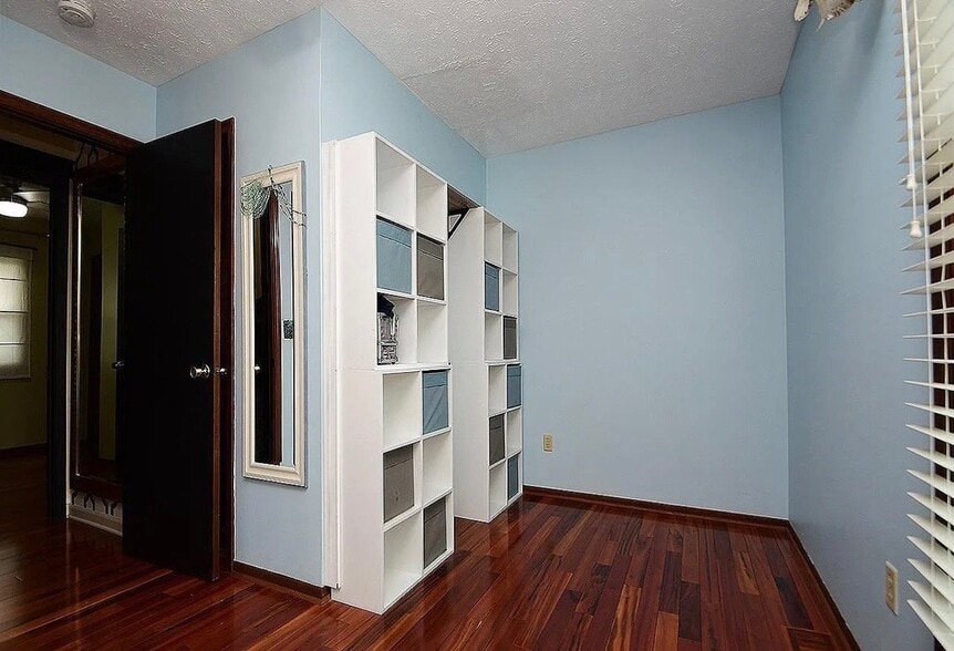 Building Photo - 4955 Lakeshore Dr