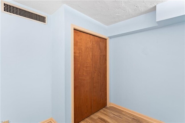 Building Photo - 1444 W 10th St