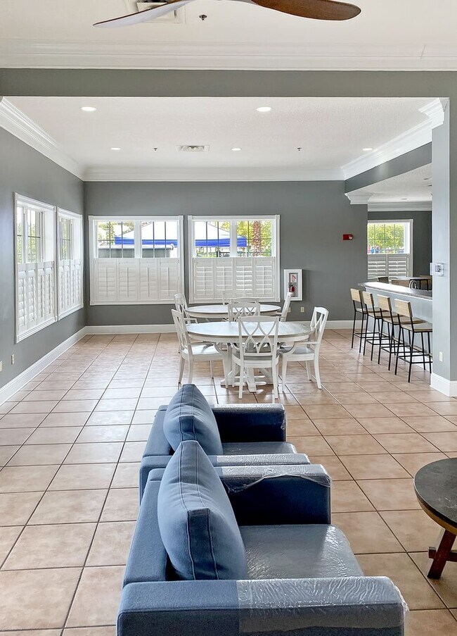 Building Photo - 8226 Green Parrot Rd