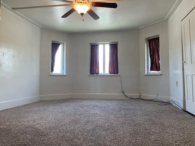 Building Photo - 1302 4th St