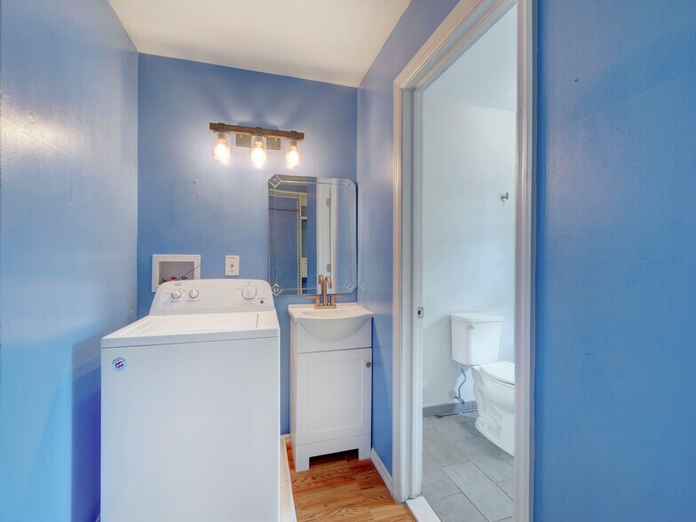 Building Photo - 807 Eves Dr