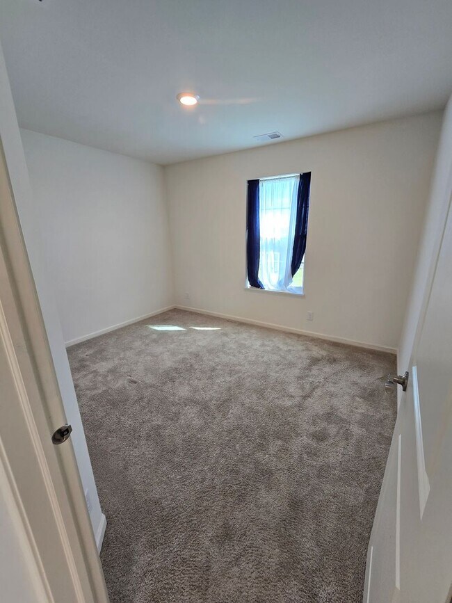 Building Photo - 1123 Hawk Hollow Dr