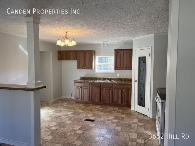 Building Photo - 3652 Hill Rd