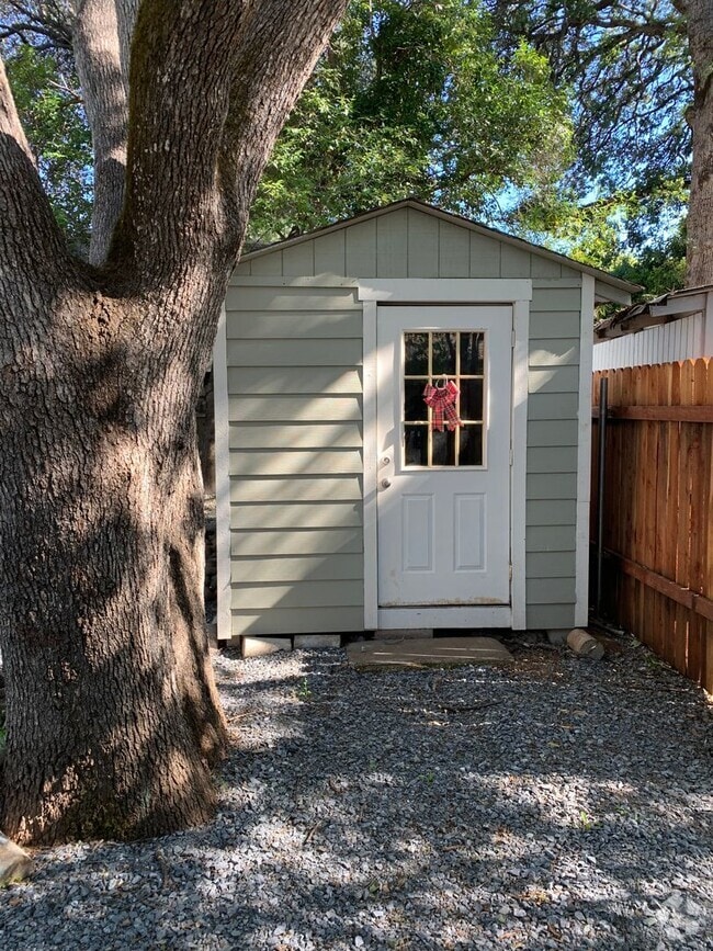 Building Photo - Remodeled/ private setting