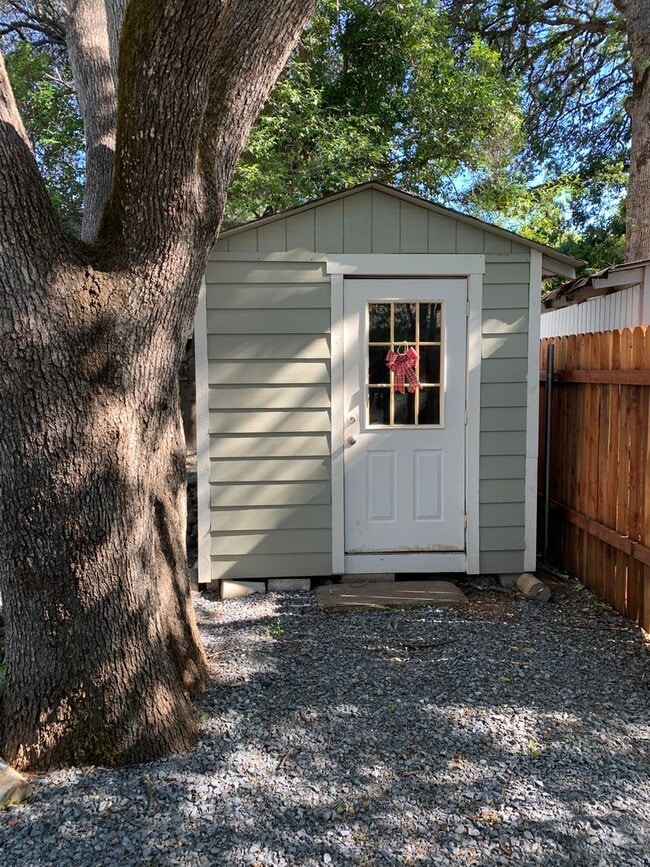 Building Photo - Cozy 2 Bedroom