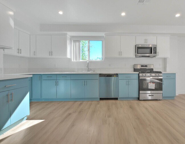 Building Photo - 5850 Vineland Ave