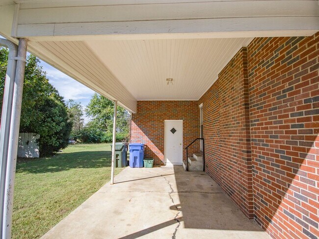 Building Photo - 707 Hine St N