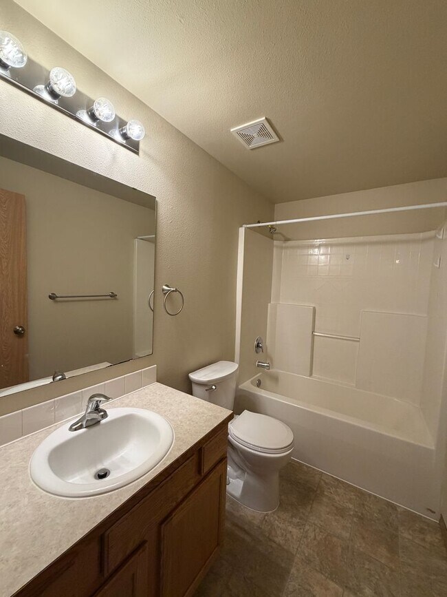 Building Photo - 843 Gina Ct SE