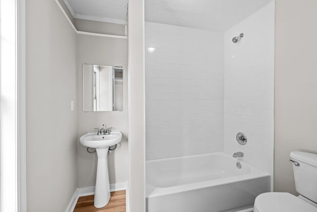 Building Photo - Newly Renovated 3 Bedroom 2 Bathroom Home