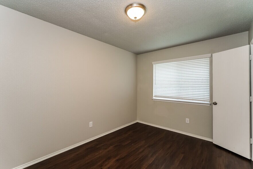 Building Photo - 1121 Sandalwood Dr
