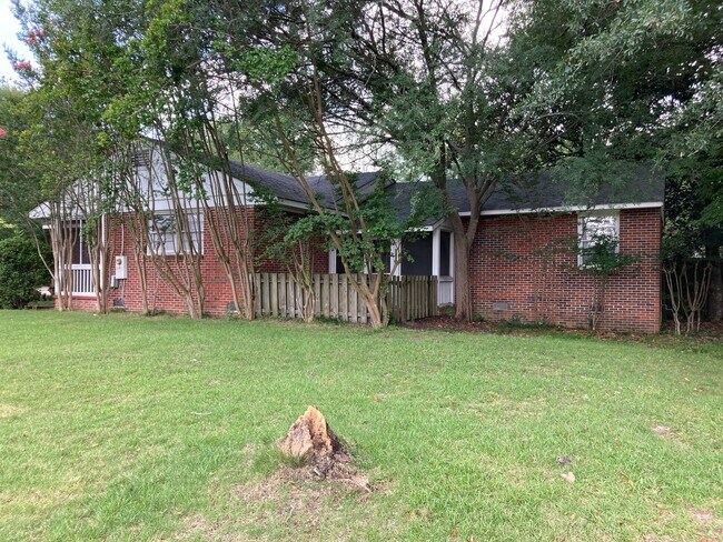 Building Photo - 403 E Samford Ave