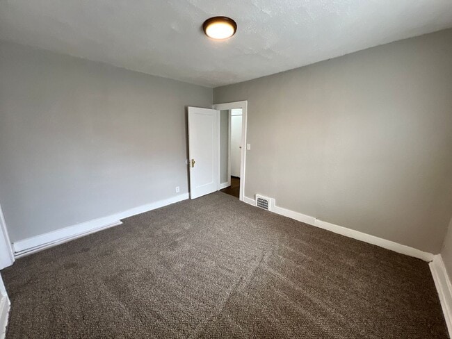 Building Photo - Upstairs 2-Bed, 1.5-Bath Duplex