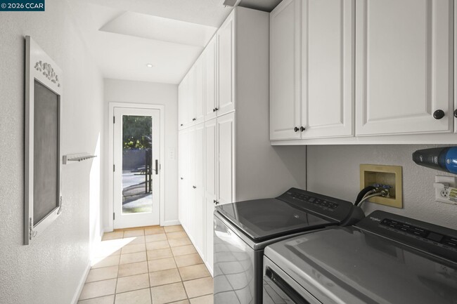 Building Photo - 161 La Serena Ave