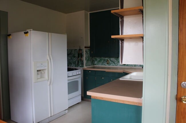 Building Photo - Charming bungalow with bonus office or Art...