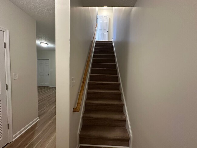 Building Photo - 3-bedroom, 3.5-bathroom nestled in Wyndhurst VA.