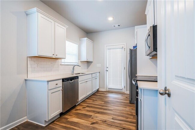 Building Photo - 4700 Blake Lp