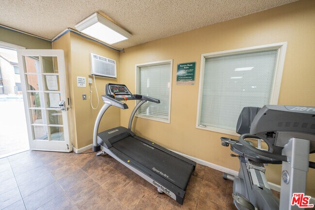 Building Photo - 15425 Sherman Way