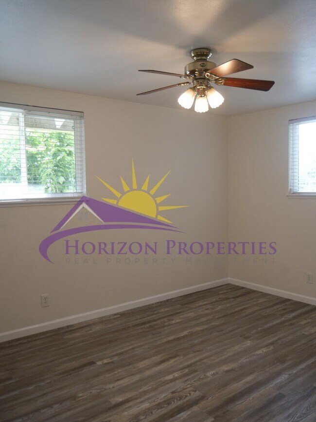 Building Photo - Remodeled 4 Bed 2 Bath 1,483 sqft in Fair Oaks