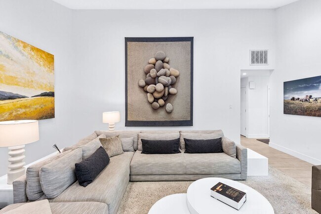 Building Photo - Stylish Condo in Desirable Alta Heights Neighborhood