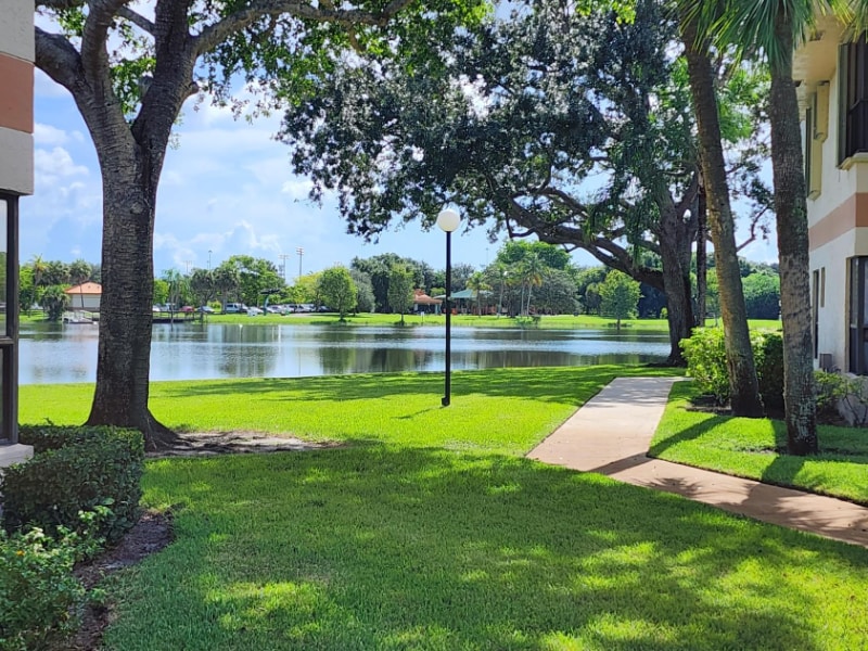 Building Photo - 1913 Carambola Cir S