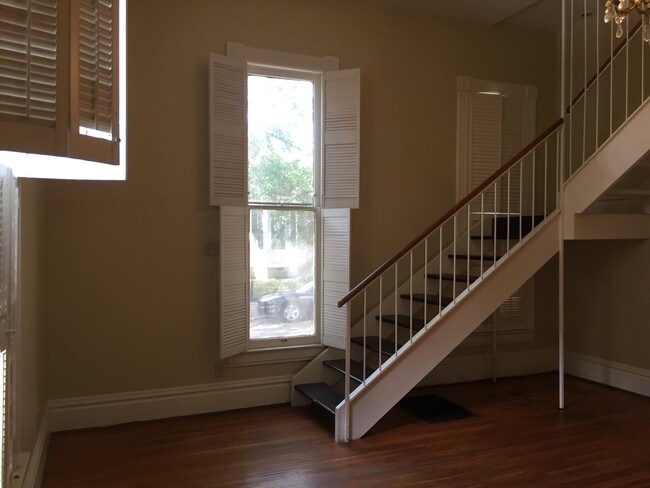 Building Photo - 401 E 10th St