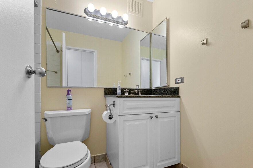 Building Photo - 3660 N Lake Shore Dr