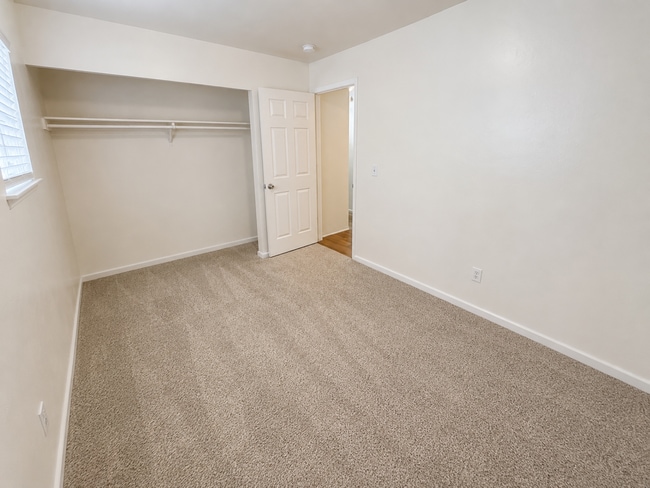 Building Photo - 2517 S Lakecrest Dr