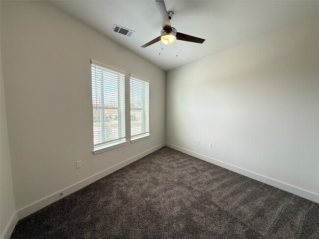 Building Photo - 641 W Crosstimbers St