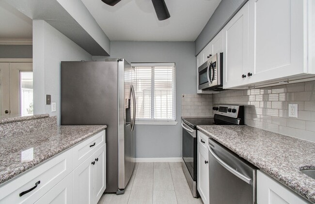Building Photo - 402 Bendwood Dr
