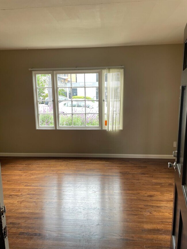 Building Photo - Large 1 Bed/1 Bath Hillcrest