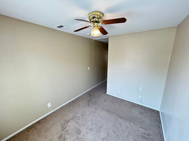 Building Photo - Gorgeous 4-bedroom home with a pool!