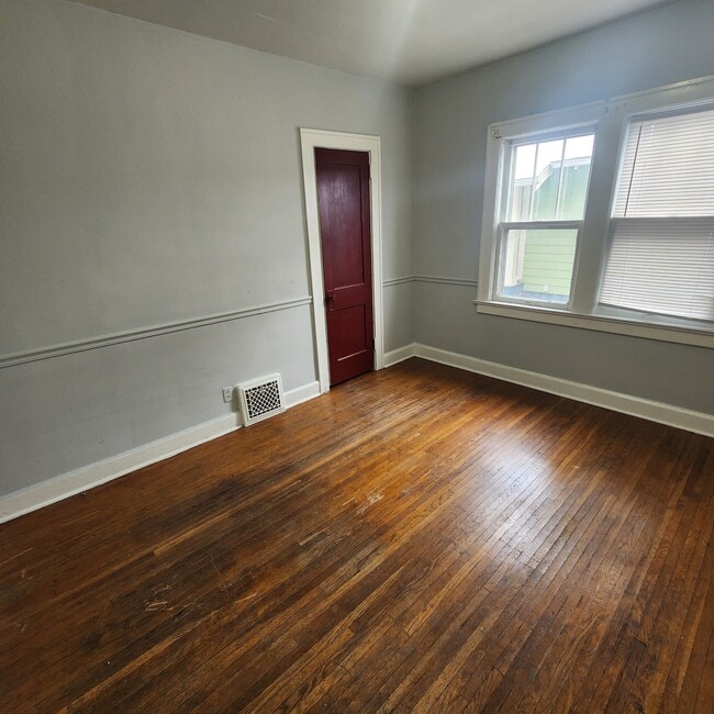 Building Photo - 210 W Roselawn St