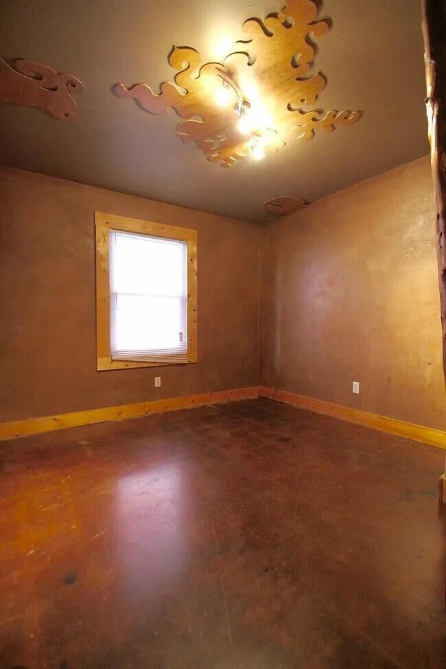 Building Photo - 557 N Limestone