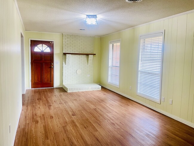 Building Photo - 400 Manchester St