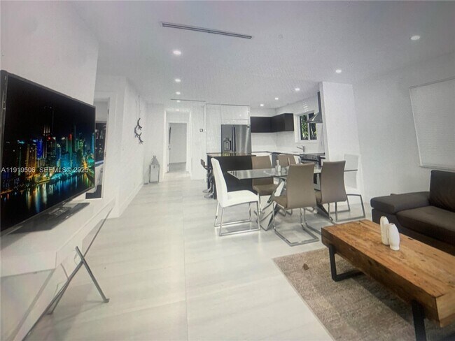 Building Photo - 1546 Van Buren St