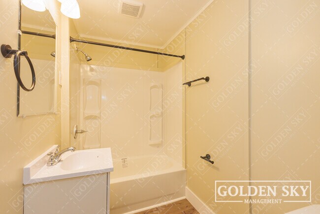 Building Photo - 407 N Plum St