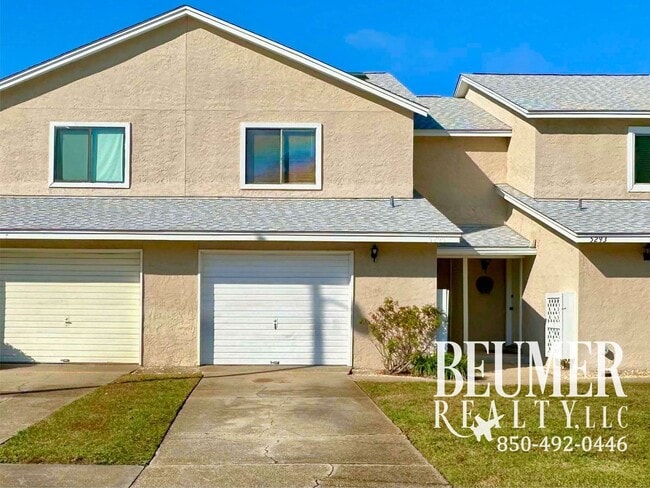 Building Photo - Townhome located minutes from beaches and NAS