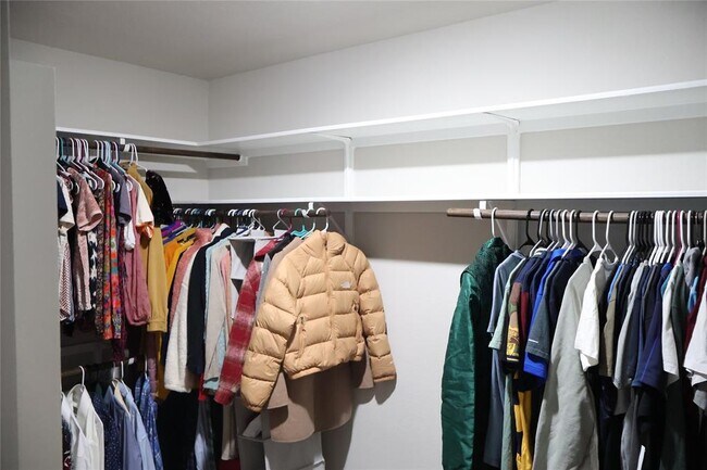 Building Photo - 11500 Maple Leaf Way