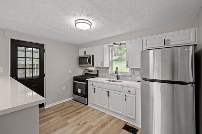 Primary Photo - Stunning 3 bedroom home in Penn Hills avai...
