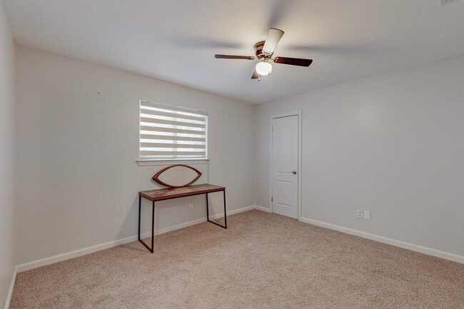 Building Photo - 2116 Northmoor Dr