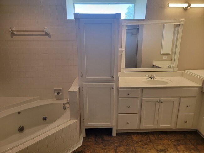Building Photo - Beautiful 3/2/2 Pool Home in Beverly Hills!!!
