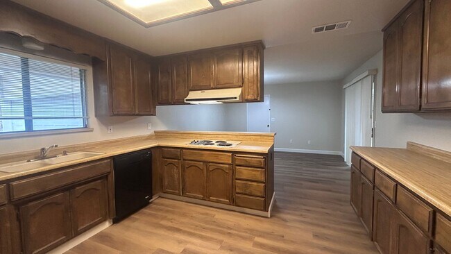 Building Photo - Lakewood Elementary School District