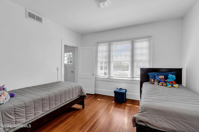 Building Photo - 17 Lakeview Rd