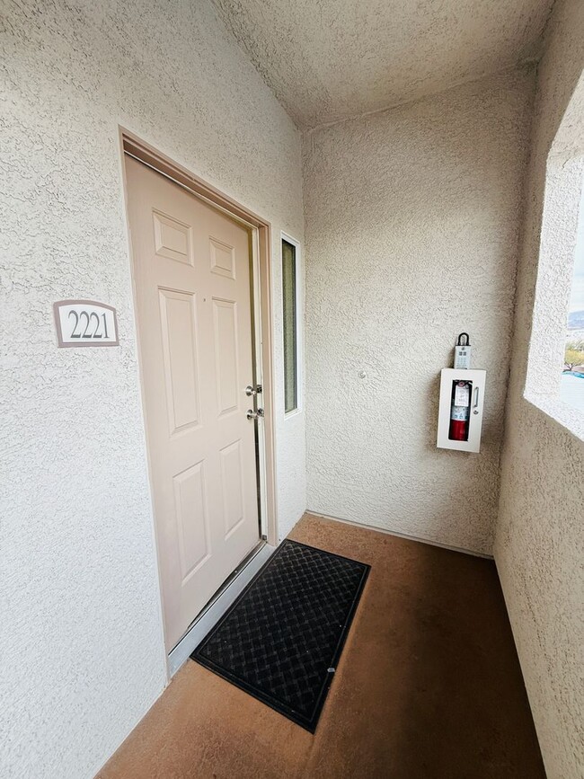 Building Photo - Beautifully Updated 3 bdrm, 2 bath condo a...