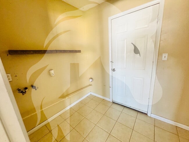 Building Photo - "Charming 4-Bed Oasis on NW Hoover Ave, Lawton"