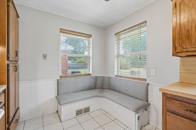 Building Photo - Charming 3-Bed Home with Spacious Backyard & Prime OKC Location